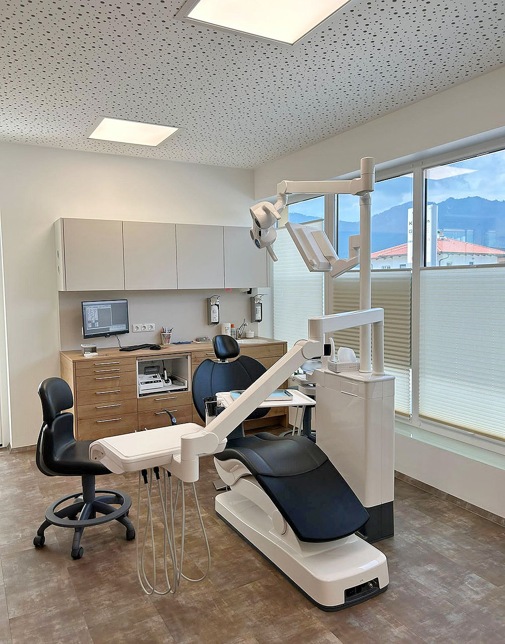 Behandlungszimmer mit Blick auf die Berge des Almtals