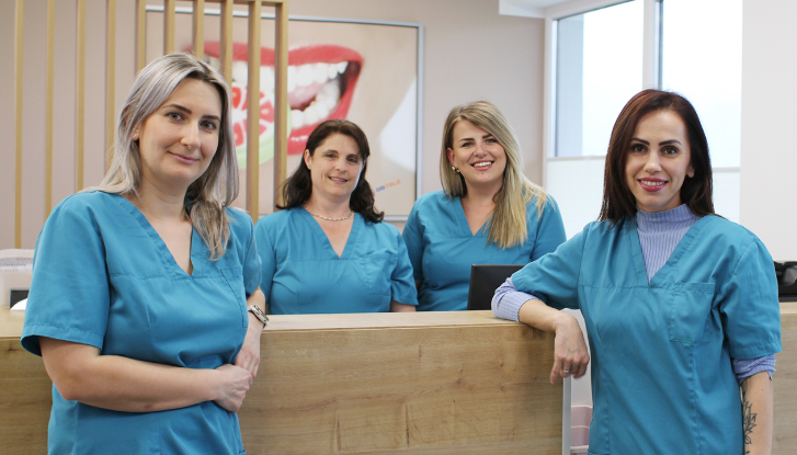 Das gesamte Team der Zahnarztpraxis Dr. Nenkova am Empfang
