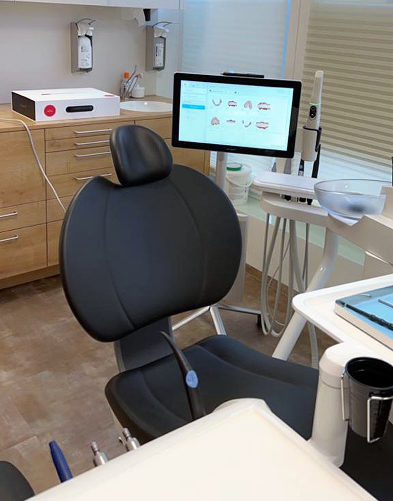 Behandlungsraum mit intraoralem 3D-Scanner in der Praxis Dr. Nenkova